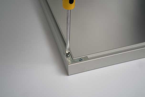 Kinderleichter Motivwechsel: Schraube lösen, Rahmen öffnen und Bild austauschen.